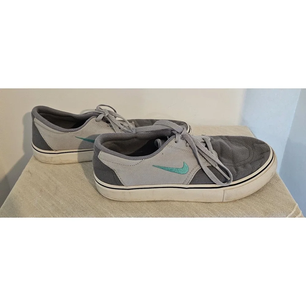 Nike Girls Lace Up Gray Logo Shoes 4.5Y